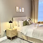 The Yorkshire Crown - Luxury Apartment - Free Parking Nearby