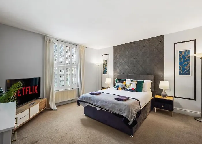 Pristine Stylish Townhouse On The Stray - Sleeps 8