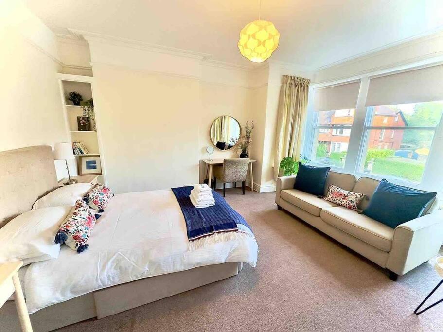 Spacious & Bright 3 Bed Apartment *