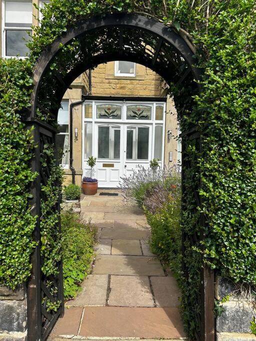 Spacious & Bright 3 Bed Apartment *