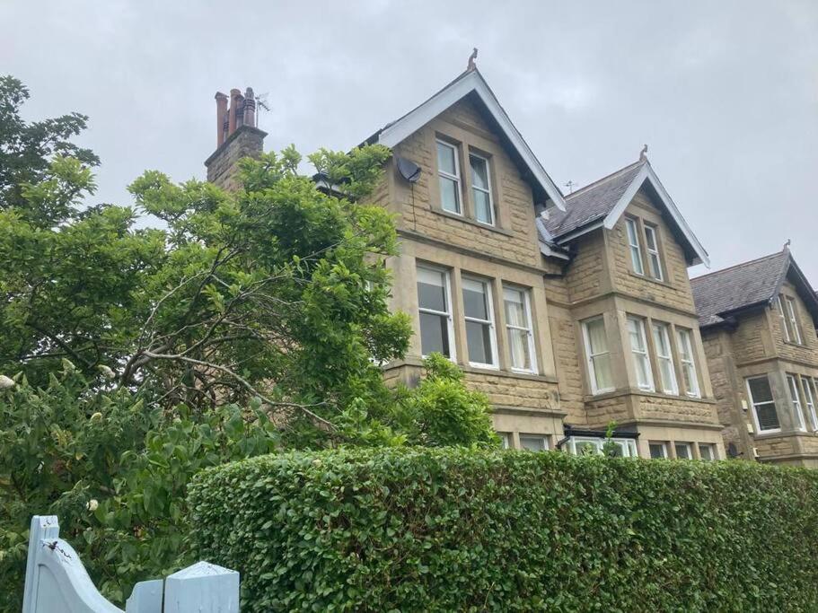 Spacious & Bright 3 Bed Apartment *