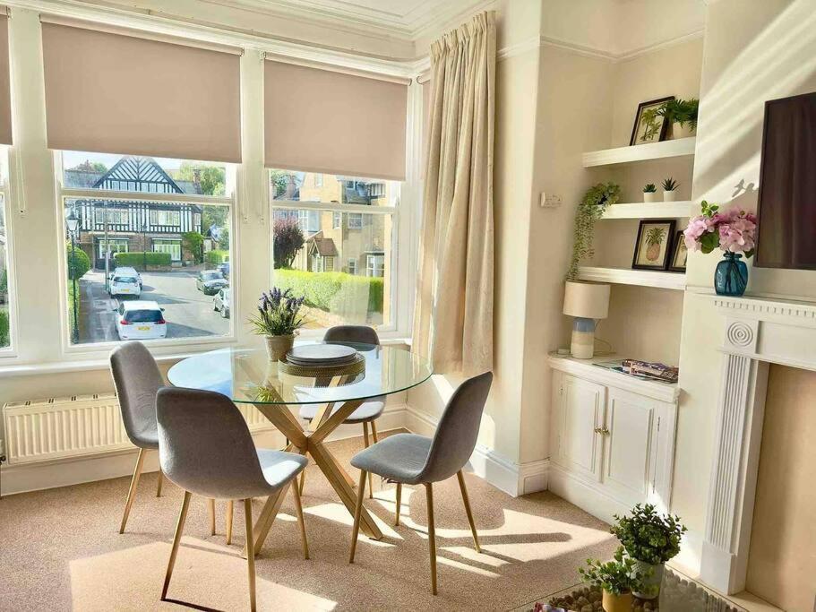 Spacious & Bright 3 Bed Apartment *
