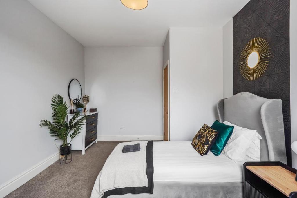 Stylish Townhouse On The Stray - Sleeps 8 *