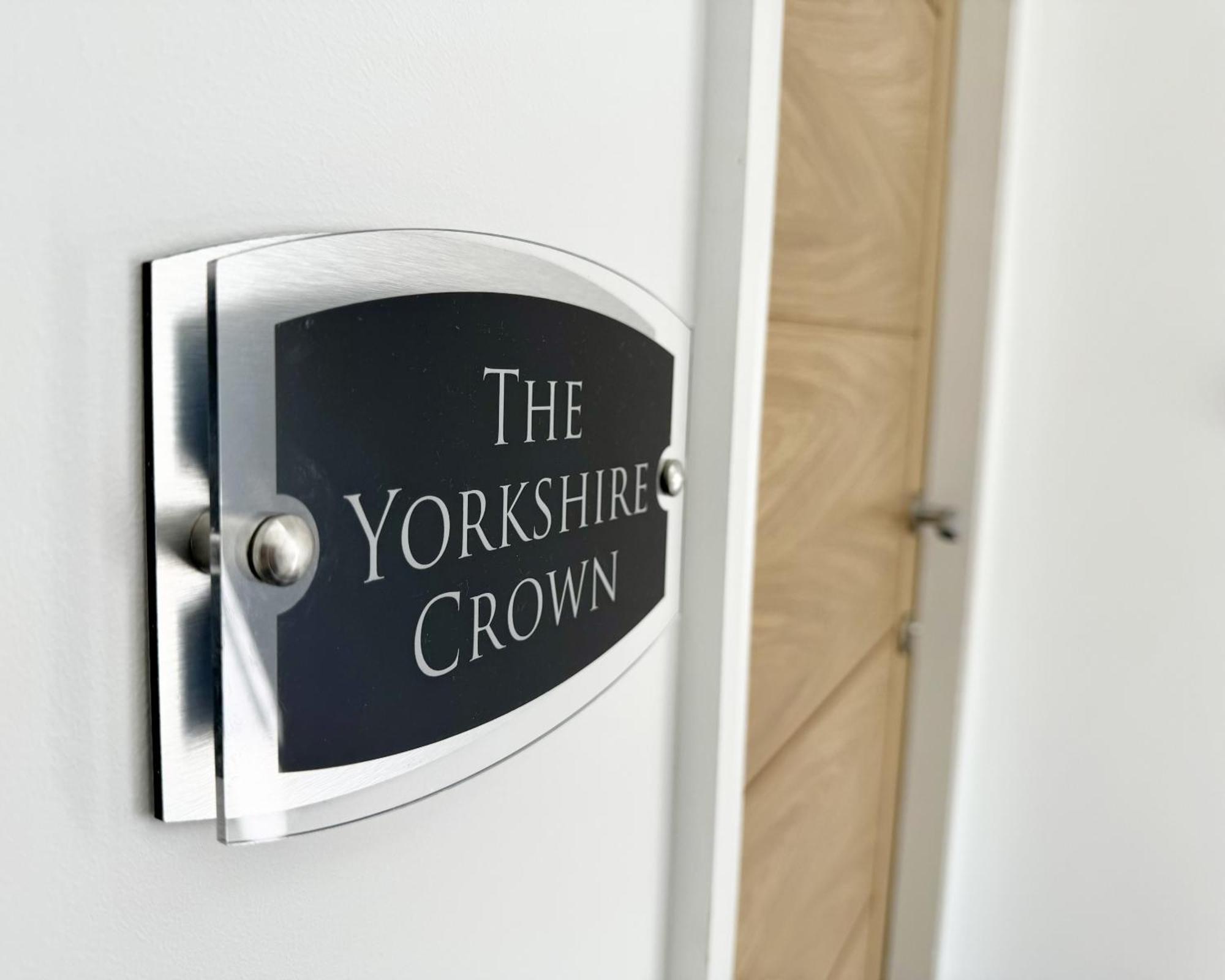 The Yorkshire Crown - Luxury - Free Parking Nearby Apartment