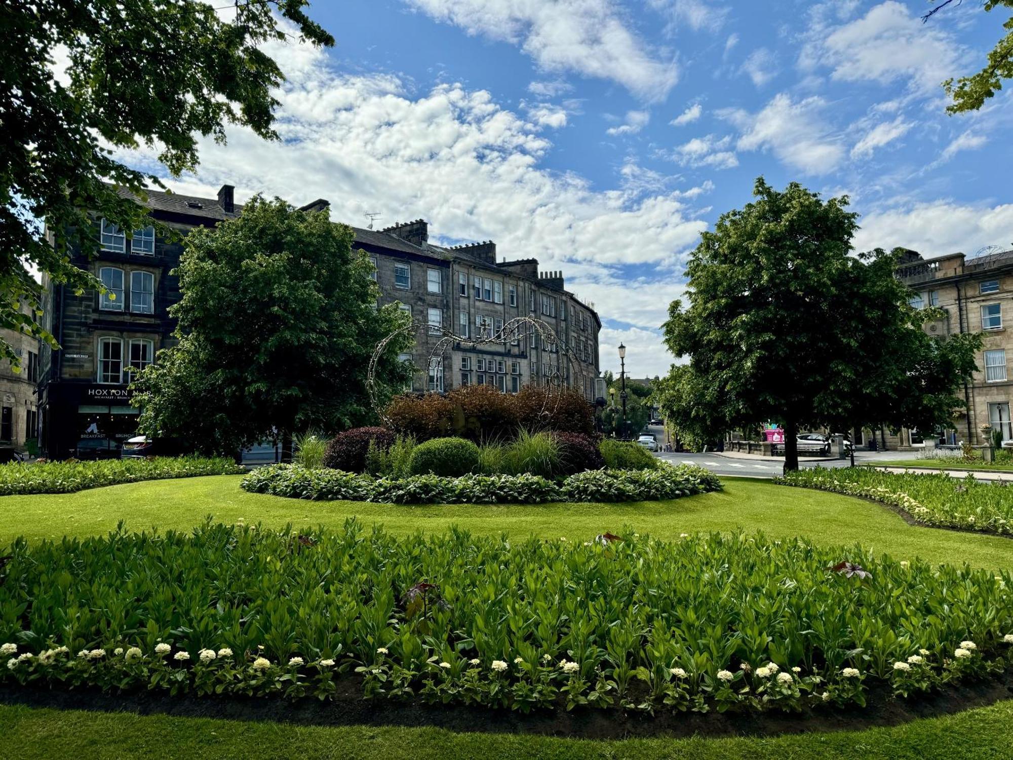 The Yorkshire Crown - Luxury - Free Parking Nearby *