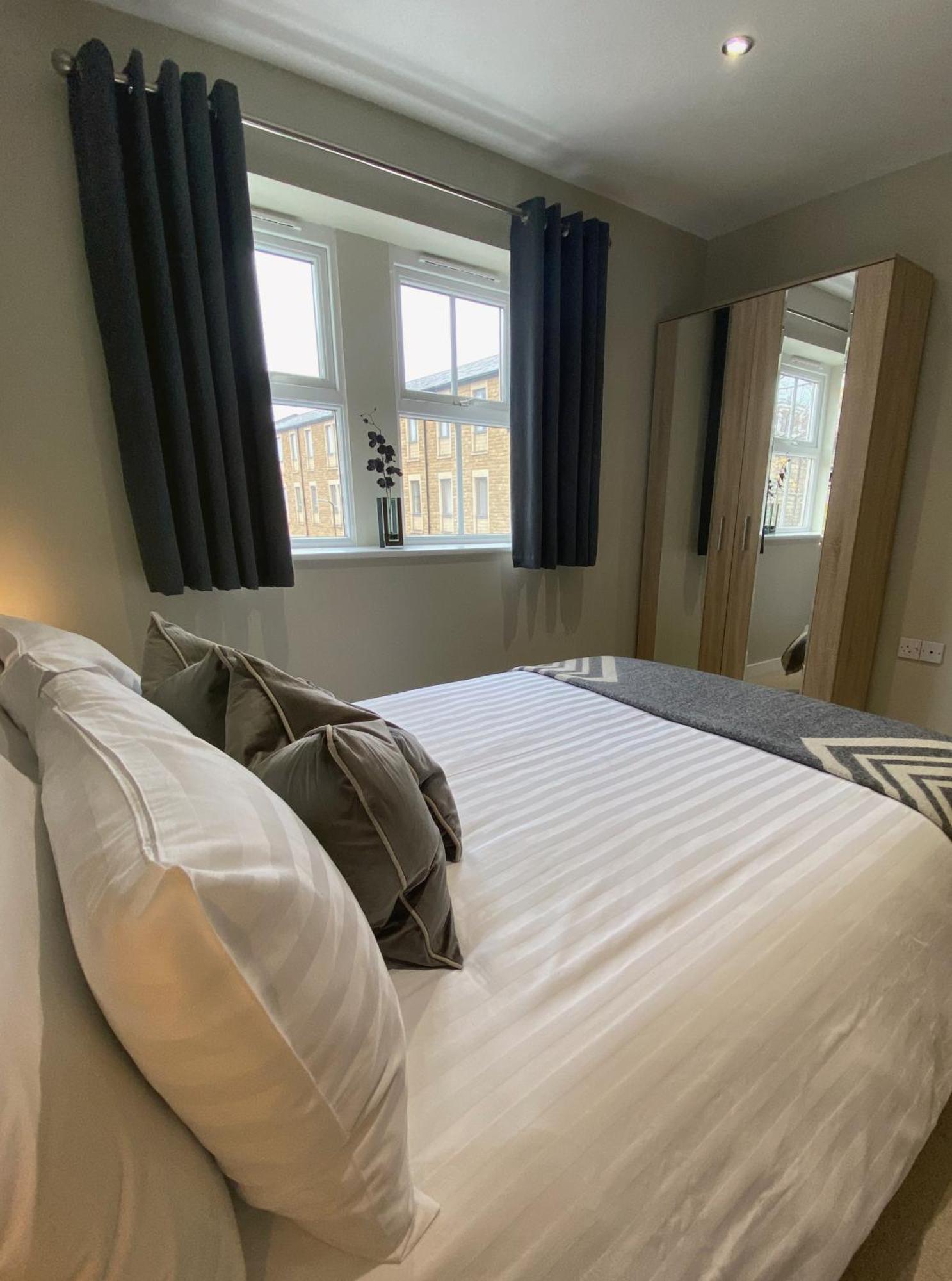 Stylish Modern With Parking * Harrogate