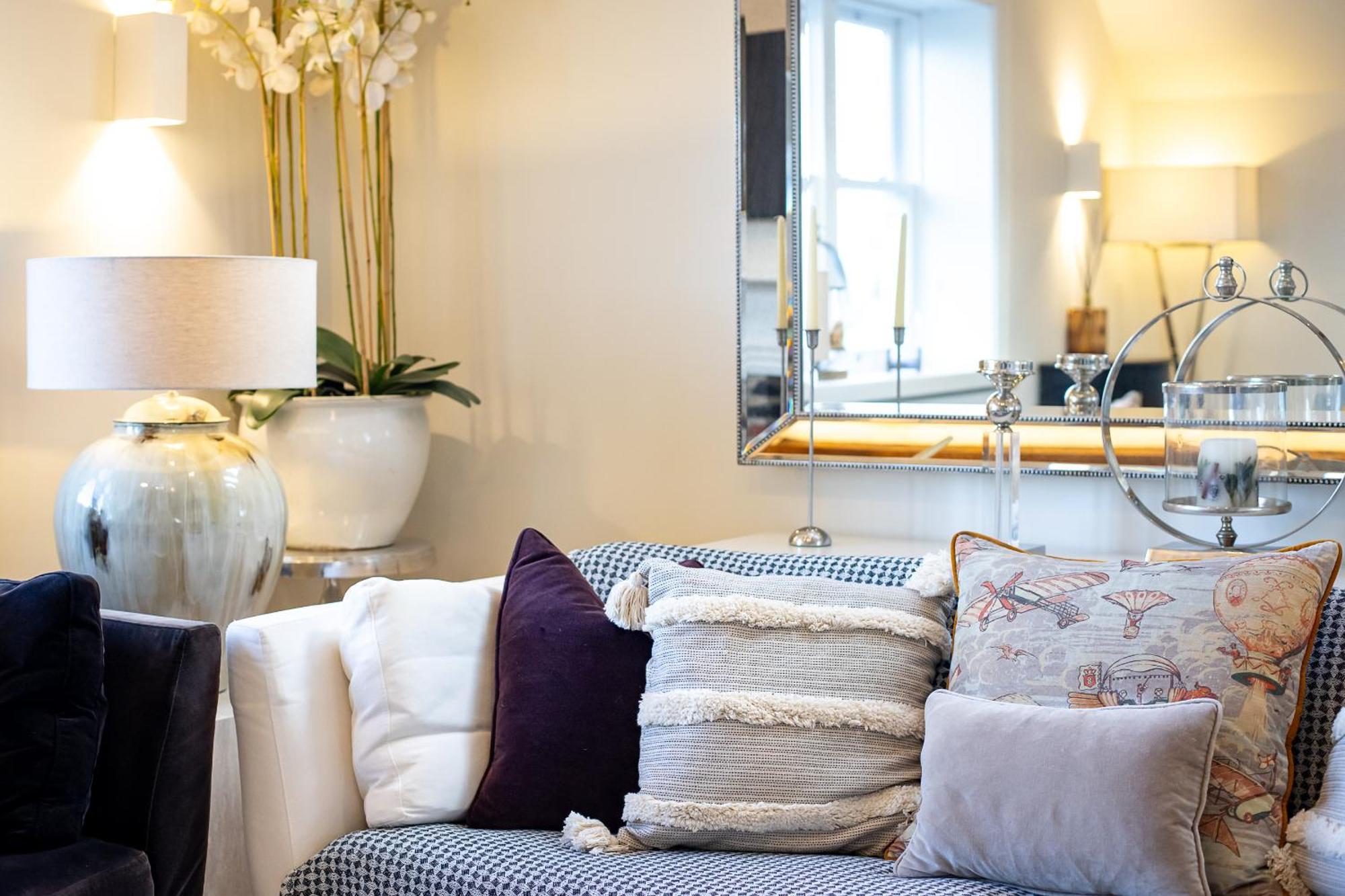 Exclusive 3 Bedroom Penthouse - 2 Bath & Mezzanine Apartment Harrogate