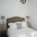 Oswald House Deluxe 2 Bedroom Apartment