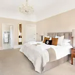 Central Harrogate Townhouse Apartment With Parking