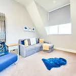 Remarkable Central Gems Of Harrogate - Sleeps 18!