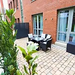 Stylish 2 Bedroom Apartment And Terrace Sleeps 4