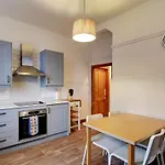 Spacious Victorian Townhouse Near Hcc With Off Street Parking