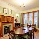 Spacious Victorian Townhouse Near Hcc With Off Street Parking