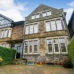 Spacious Victorian Townhouse Near Hcc With Off Street Parking