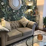 The Cheltenham, Stylish 1-Bed Victorian Apartment