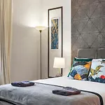 Pristine Stylish Townhouse On The Stray! - Sleeps 9