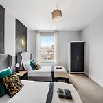 Pristine Stylish Townhouse On The Stray! - Sleeps 9