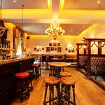 White Hart Hotel & Apartments