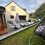 Modern Harrogate House Sleeps 10, Cinema Room & Hot Tub