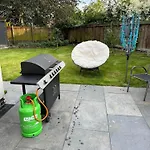 Modern Harrogate House Sleeps 10, Cinema Room & Hot Tub
