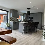 Modern Harrogate House Sleeps 10, Cinema Room & Hot Tub