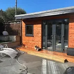 Modern Harrogate House Sleeps 10, Cinema Room & Hot Tub