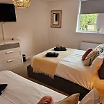 Homebird Property - Epsom Apartment