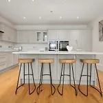 White Hart Hotel & Apartments