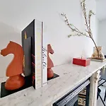 The Stray Adjacent, Interior-Designed 2-Bed Apartment- Luxury
