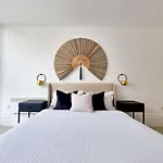The Stray Adjacent, Interior-Designed 2-Bed Apartment- Luxury