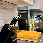 Central Location - Family Relocation - Business Stays