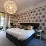 Harrogate Holiday Apartments - Courtyard Mews - Garden
