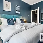 Free Parking - Penthouse - Business Stays - Relocating - Lt