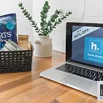 Free Parking - Penthouse - Business Stays - Relocating - Lt