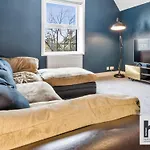 Free Parking - Penthouse - Business Stays - Relocating - St