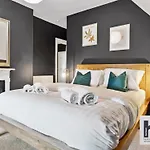 Free Parking - Penthouse - Business Stays - Relocating - St