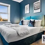 Free Parking - Penthouse - Business Stays - Relocating - St