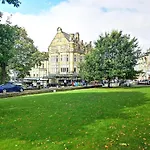 Central Harrogate Apartment With Parking Permit