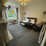 2 Bed Ground Floor Apartment, Sleeps 4 With Free Parking