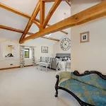 5-Bed Country Retreat In Harrogate With Hot Tub
