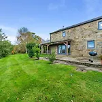 5-Bed Country Retreat In Harrogate With Hot Tub