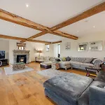 5-Bed Country Retreat In Harrogate With Hot Tub