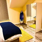 Betty\'S Apartment- Metres From Train Station