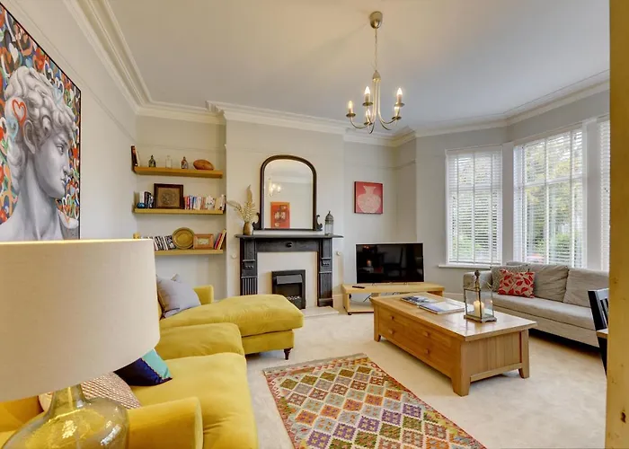 Stylish 2 Bedroom Maisonette With Parking