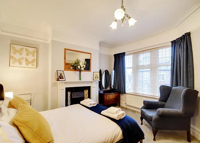 Spacious Victorian Townhouse Near Hcc With Off Street Parking