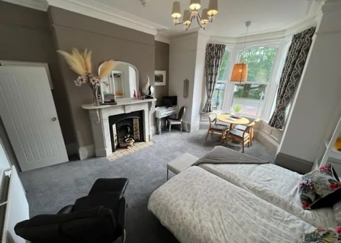2 Bed Ground Floor Apartment, Sleeps 4 With Free Parking