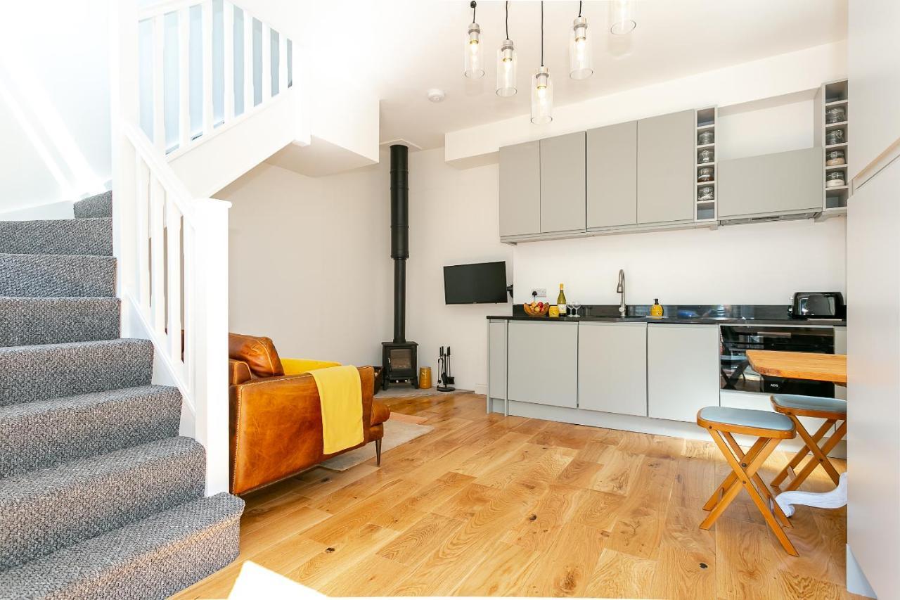 The Bs Hive, Modern, Stylish, 2 Bedroom House, In Centre *