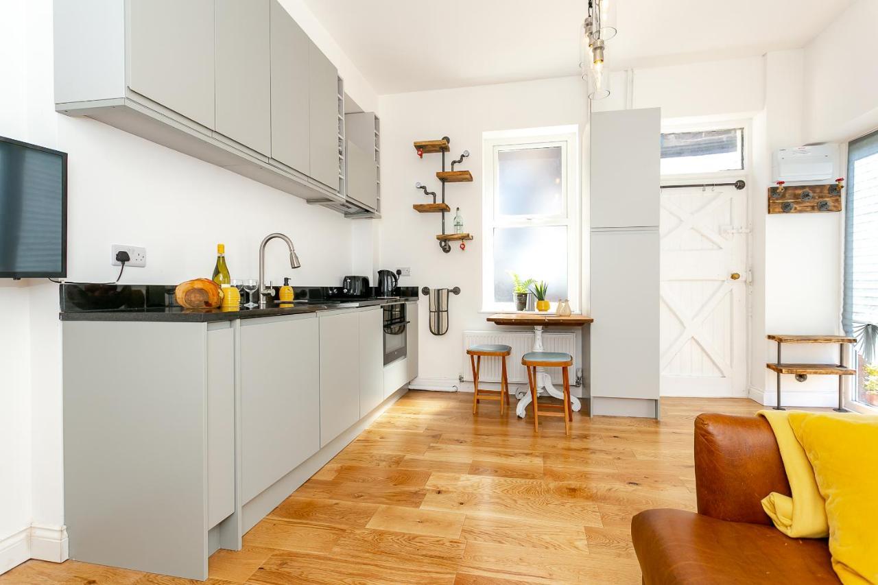 The Bs Hive, Modern, Stylish, 2 Bedroom House, In Centre Holiday home