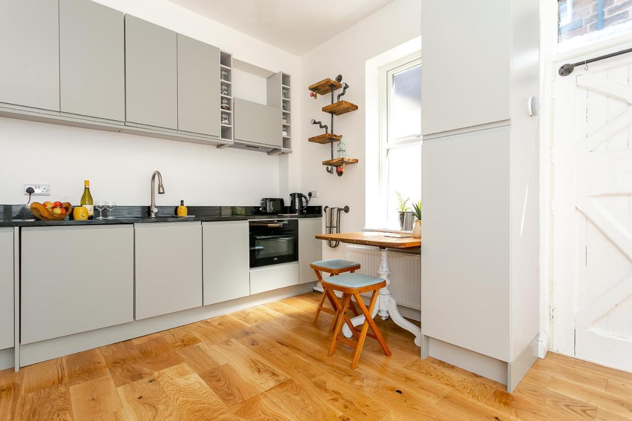 The Bs Hive, Modern, Stylish, 2 Bedroom House, In Centre Holiday home