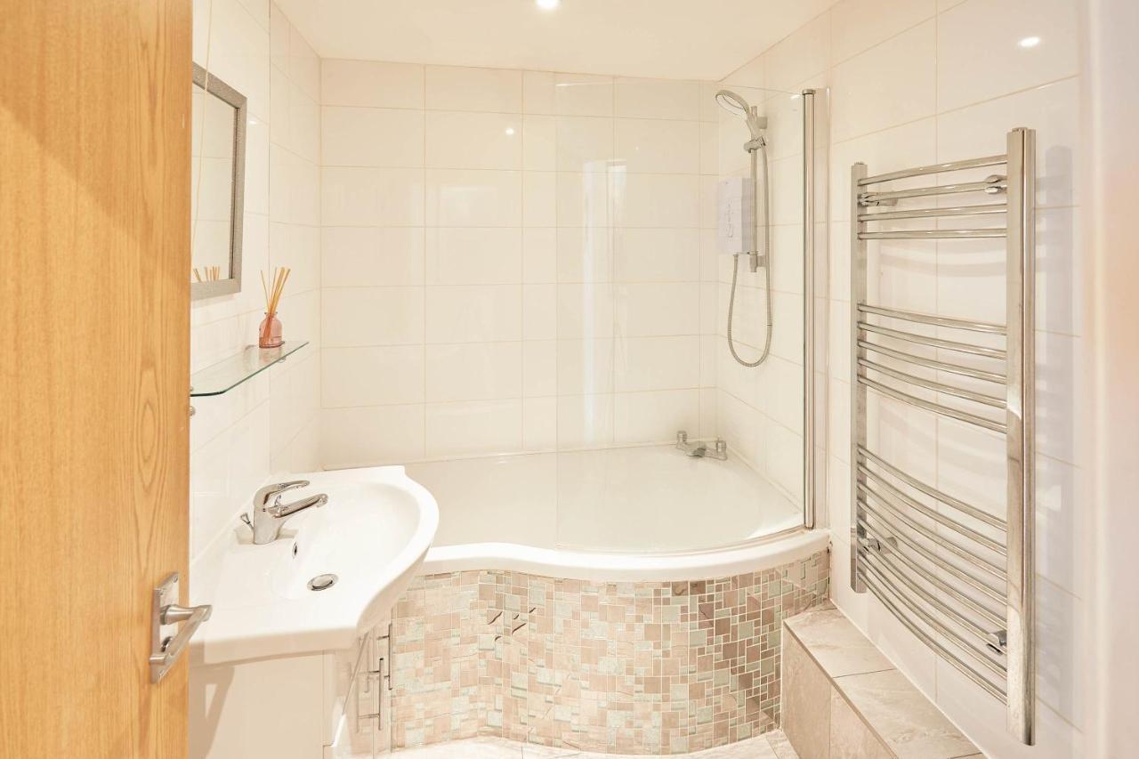 Host & - Mowbray Apartment